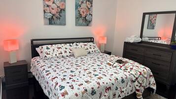 Tabla de planchar con plancha, wifi y ropa de cama