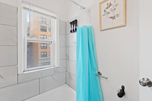 Hair dryer, towels, soap, toilet paper - Stunning City Views · Midtown Heart of Detroit · Clean · Free Parking (Detroit)