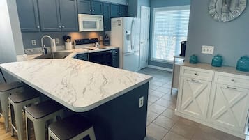 Microonde, forno, piano cottura, lavastoviglie