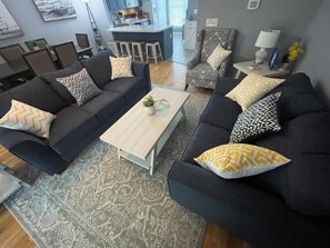 TV - Charming 3-bedroom townhome with community amenities in Rehoboth Beach (Rehoboth Beach)