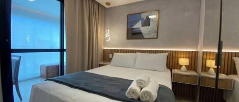 Tabla de planchar con plancha, wifi y ropa de cama