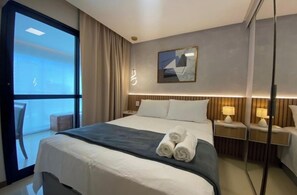 Tabla de planchar con plancha, wifi y ropa de cama 