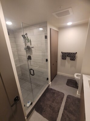 Towels, soap, toilet paper - Premium 1 bdr apt, 1 block from Las Olas. Great amenities, fully furnished. (Fort Lauderdale)
