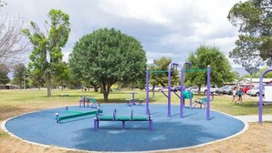 Un parque infantil con diversos juegos, como columpios, toboganes y estructuras para escalar.