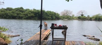 Casa Malanah, with mega garden and direct access to the beach and lagoon!