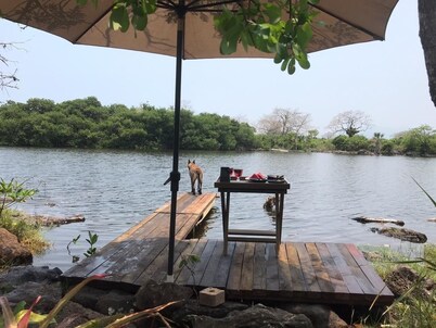 Casa Malanah, with mega garden and direct access to the beach and lagoon!