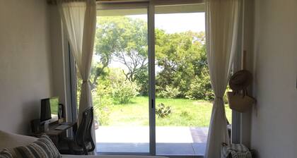 Casa Malanah, with mega garden and direct access to the beach and lagoon!