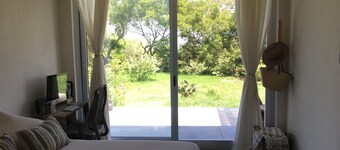 Casa Malanah, with mega garden and direct access to the beach and lagoon!