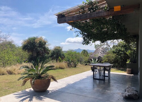 Casa Malanah, with mega garden and direct access to the beach and lagoon!