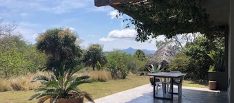 Casa Malanah, with mega garden and direct access to the beach and lagoon!