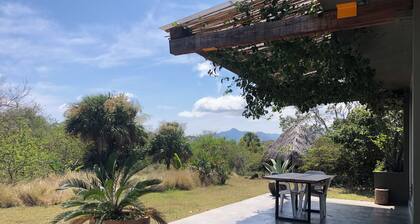 Casa Malanah, with mega garden and direct access to the beach and lagoon!