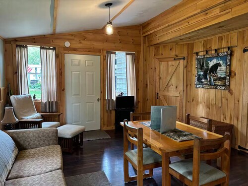 Charming 2-bedroom cabin with AC in West Chazy