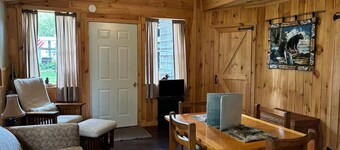 Charming 2-bedroom cabin with AC in West Chazy