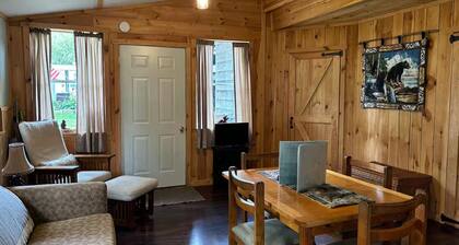 Charming 2-bedroom cabin with AC in West Chazy