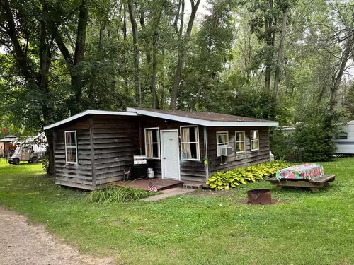 Charming 2-bedroom cabin with AC in West Chazy