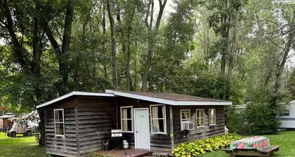 Charming 2-bedroom cabin with AC in West Chazy
