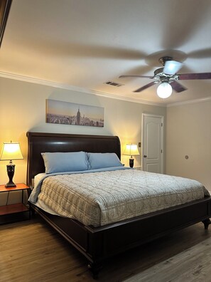 4 bedrooms, iron/ironing board, WiFi, bed sheets - Happily Ever Home in Pensacola (Pensacola)