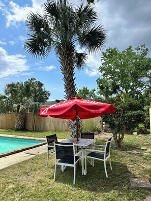 Outdoor dining - Happily Ever Home in Pensacola (Pensacola)