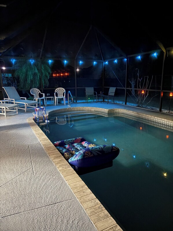 Una piscina al aire libre, una piscina climatizada