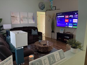 Una Smart TV, videojuegos, una biblioteca de música, una impresora