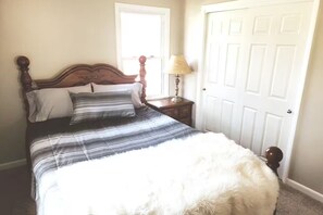 Tabla de planchar con plancha, wifi y ropa de cama 