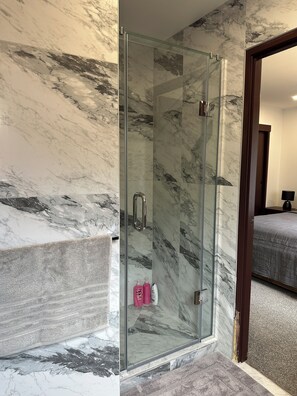 Shower, hair dryer, towels, soap - Carnoustie Calm- A Cosy Wattle Downs Home (Wattle Downs)