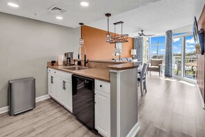 Fridge, microwave, oven, stovetop - Aqua Village at Dunes Village (Myrtle Beach)