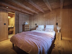 Tabla de planchar con plancha, wifi, ropa de cama