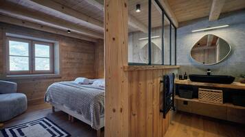 Een strijkplank/strijkijzer, wifi, beddengoed