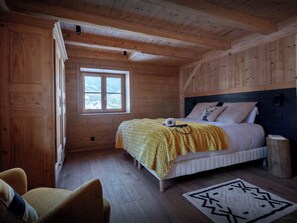 Tabla de planchar con plancha, wifi y ropa de cama 