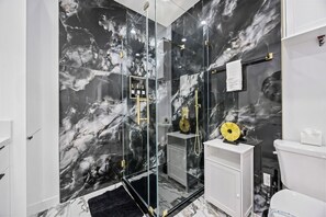 Hair dryer, towels, soap, toilet paper - Cityscapes Std Suite C @EADO - 2 km from FIFA Fest (Houston)