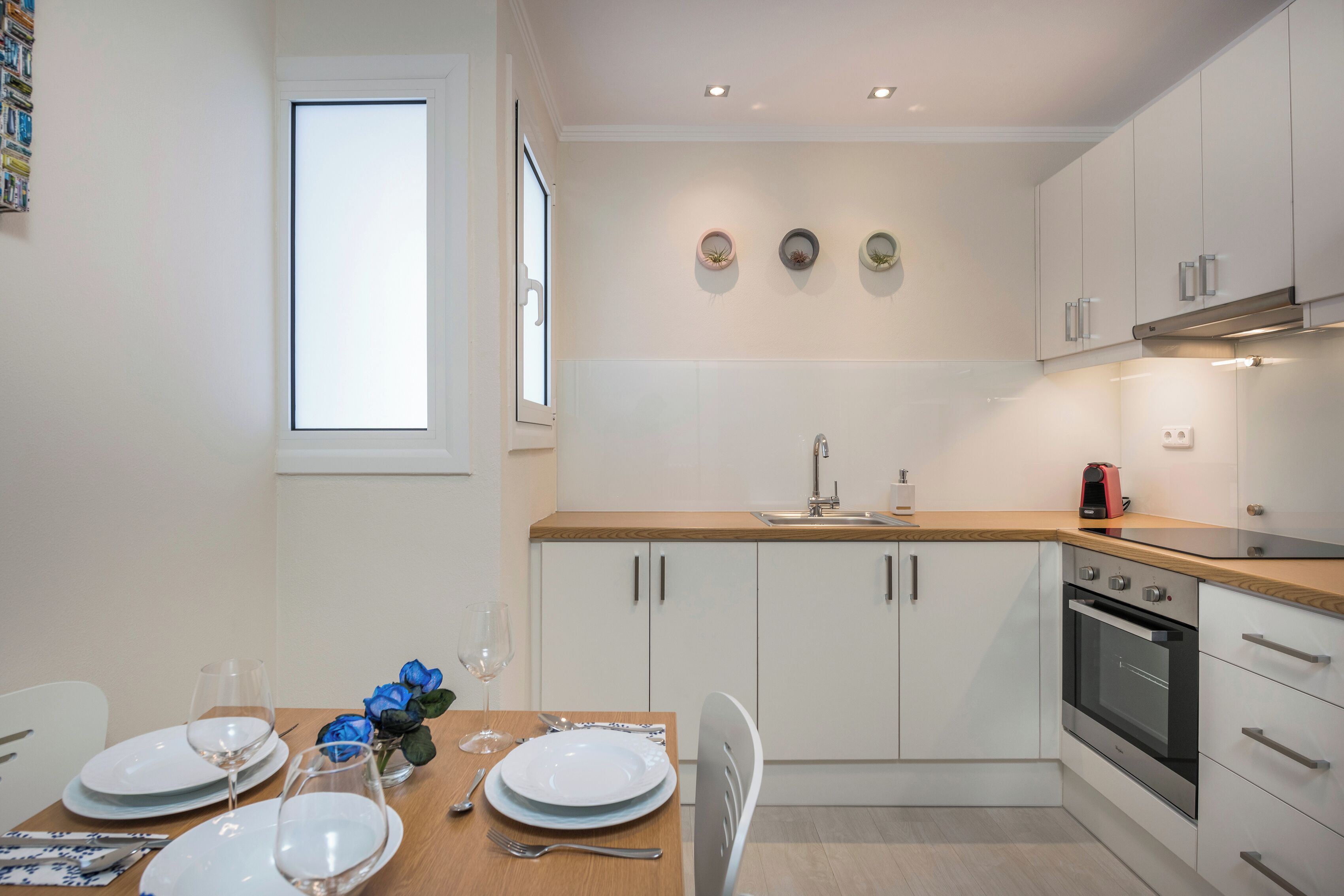 Réfrigérateur, four, plaque de cuisson, cafetière/bouilloire