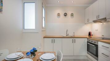 Réfrigérateur, four, plaque de cuisson, cafetiÚre/bouilloire