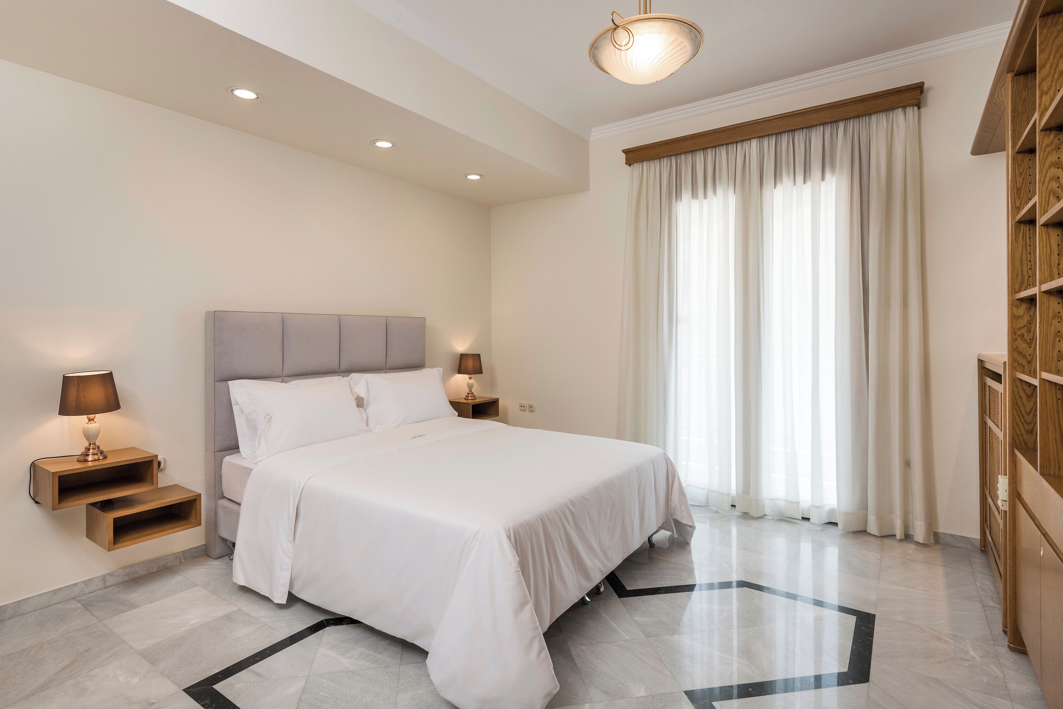 2 habitaciones, caja de seguridad en la habitación y escritorio 