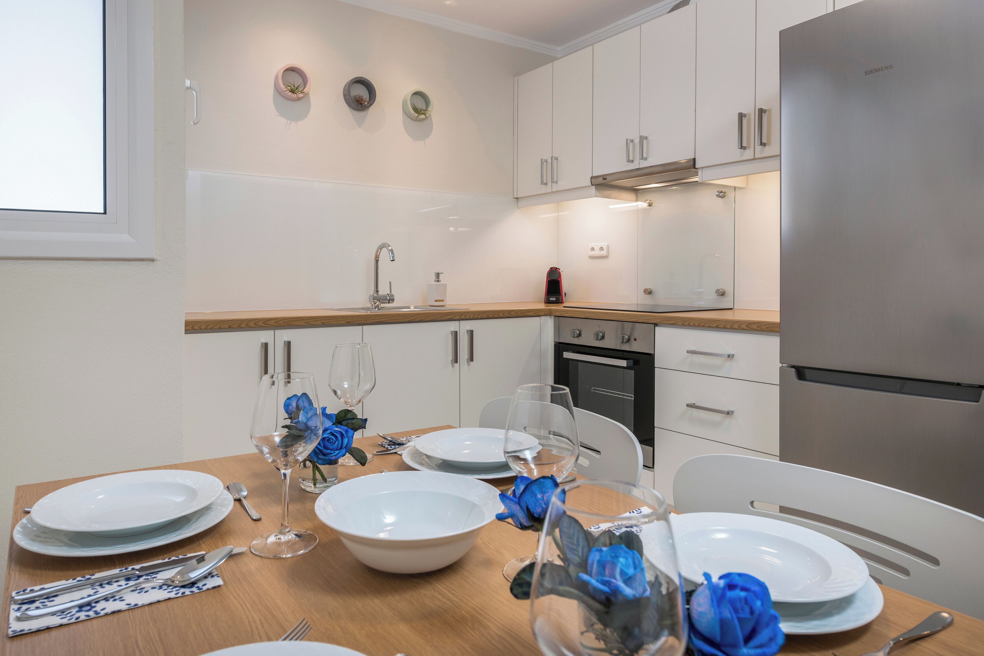 Frigorifero, forno, piano cottura, macchina per tè/caffè