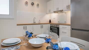 Frigorifero, forno, piano cottura, macchina per tè/caffè