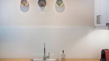 Fridge, oven, stovetop, coffee/tea maker