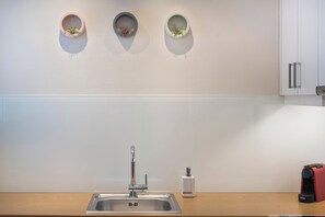 Fridge, oven, stovetop, coffee/tea maker - Soul of Sun - Large 85sqm Luxury Apartment with Balcony in Chania City Center (Chania)