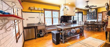 Kühlschrank, Mikrowelle, Herdplatte, Geschirrspüler