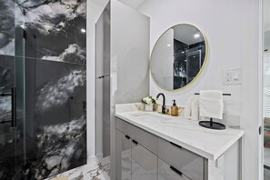 Hair dryer, towels, soap, toilet paper - Cityscapes Std Suite D @EADO - 2 km from FIFA Fest (Houston)