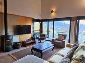 Televisie, tafelvoetbal en een stereo