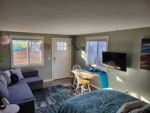 Living area - Cozy Studio in tranquil Longmont (Longmont)