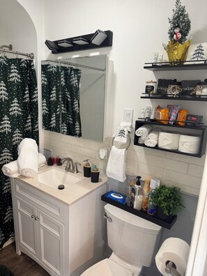 Secadora de cabello, toallas, jabón, papel de baño