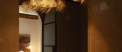 Een strijkplank/strijkijzer, wifi, beddengoed