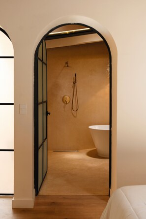 Suihku, hiustenkuivaaja, pyyhkeet, saippua