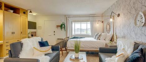 Iron/ironing board, travel crib, WiFi, bed sheets