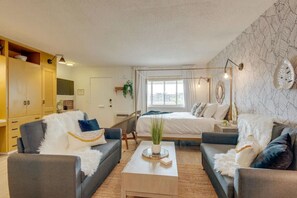 1 bedroom, iron/ironing board, travel cot, WiFi - Stylish Studio with Pool-Walkable to Dining & Bars (Nashville)