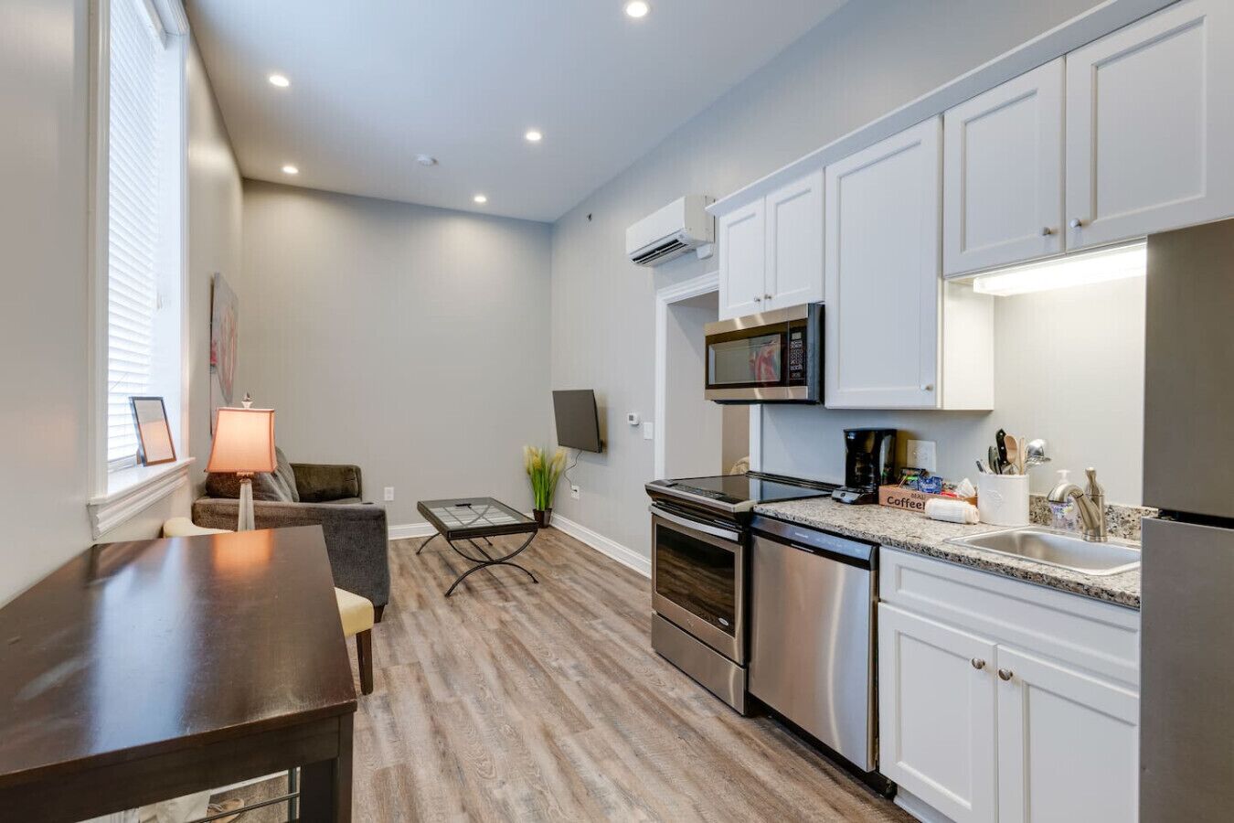 Een koelkast, een microgolfoven, een oven, een vaatwasser