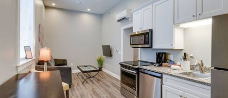 Een koelkast, een microgolfoven, een oven, een vaatwasser