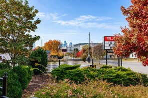 A cityscape with autumn foliage, a clear sky, and a road with a red sign. - Historic Church Loft | East Nash | Free Parking (Nashville)